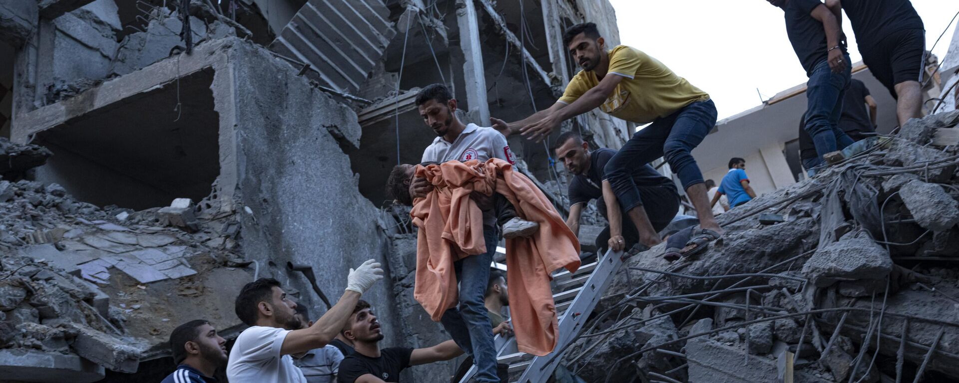 Criança resgatada em meio aos destroços após ataque de Israel que destruiu prédio. Faixa de Gaza, 10 de outubro de 2023 - Sputnik Brasil, 1920, 10.12.2023