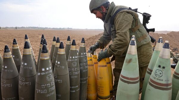 Um soldado israelense organiza projéteis de artilharia na fronteira com Gaza, no sul de Israel, em 9 de outubro de 2023 - Sputnik Brasil