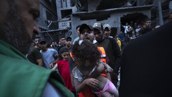 Palestinos resgatam uma menina dos escombros de um prédio residencial destruído após um ataque aéreo israelense. Gaza, 10 de outubro de 2023 - Sputnik Brasil