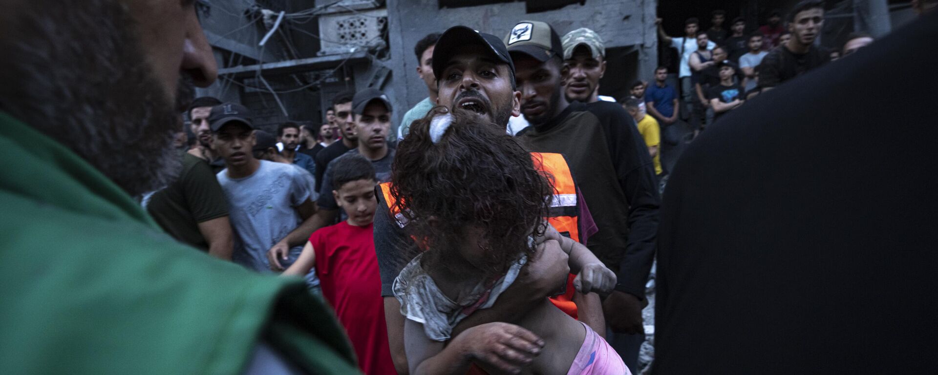 Palestinos resgatam uma menina dos escombros de um prédio residencial destruído após um ataque aéreo israelense. Gaza, 10 de outubro de 2023 - Sputnik Brasil, 1920, 10.10.2023