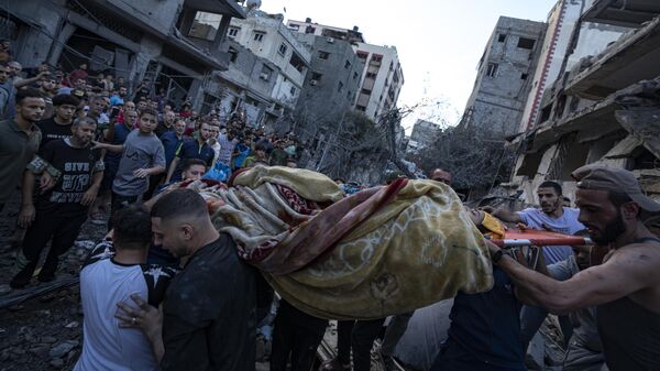 Palestinos retiram homem de residência destruída após ataque de Israel. Faixa de Gaza, 10 de outubro de 2023 - Sputnik Brasil