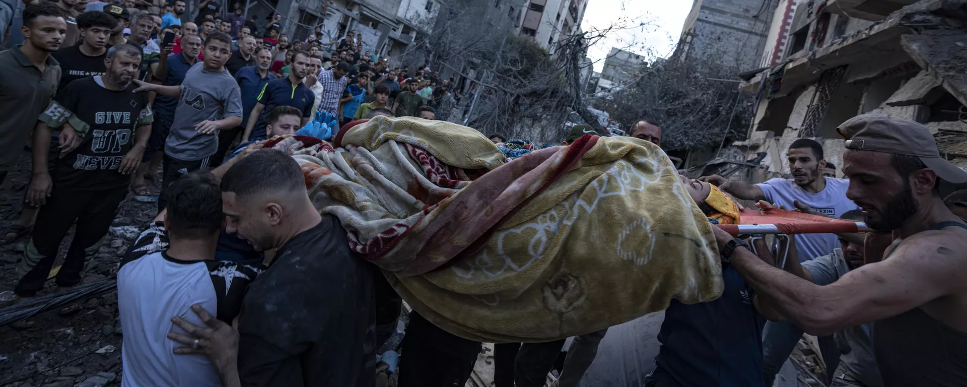 Palestinos retiram homem de residência destruída após ataque de Israel. Faixa de Gaza, 10 de outubro de 2023 - Sputnik Brasil, 1920, 10.10.2023