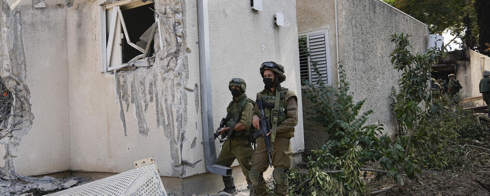 Soldados israelenses montam guarda no kibutz Kfar Azza, onde civis israelenses foram mortos pelo Hamas. Israel, 10 de outubro de 2023 - Sputnik Brasil, 1920, 10.10.2023