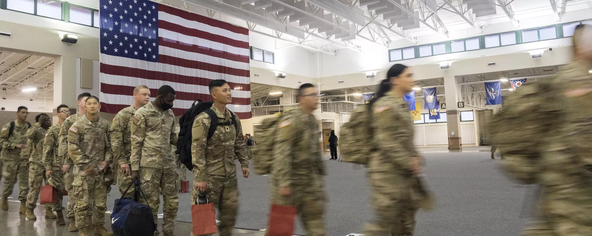 Cerca de 130 soldados do Batalhão de Apoio de Sustentação da 87ª Divisão do Exército dos EUA, Brigada de Apoio da 3ª Divisão, esperam para embarcar no campo de aviação do exército Hunter em Savannah, Geórgia. EUA, 11 de março de 2022 - Sputnik Brasil, 1920, 27.11.2023