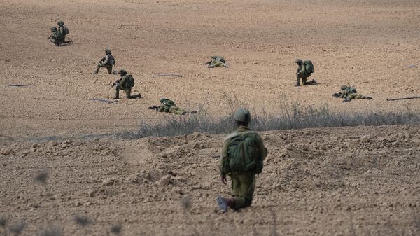 Soldados israelenses em Kfar Azza, em 10 de outubro de 2023 - Sputnik Brasil