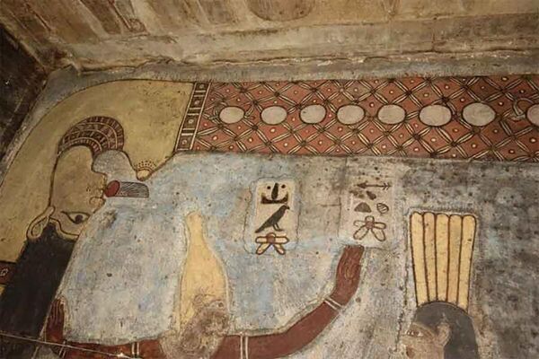 Relevos astroteológicos descobertos nos tetos e paredes do Templo de Esna, em Luxor, no Egito - Sputnik Brasil