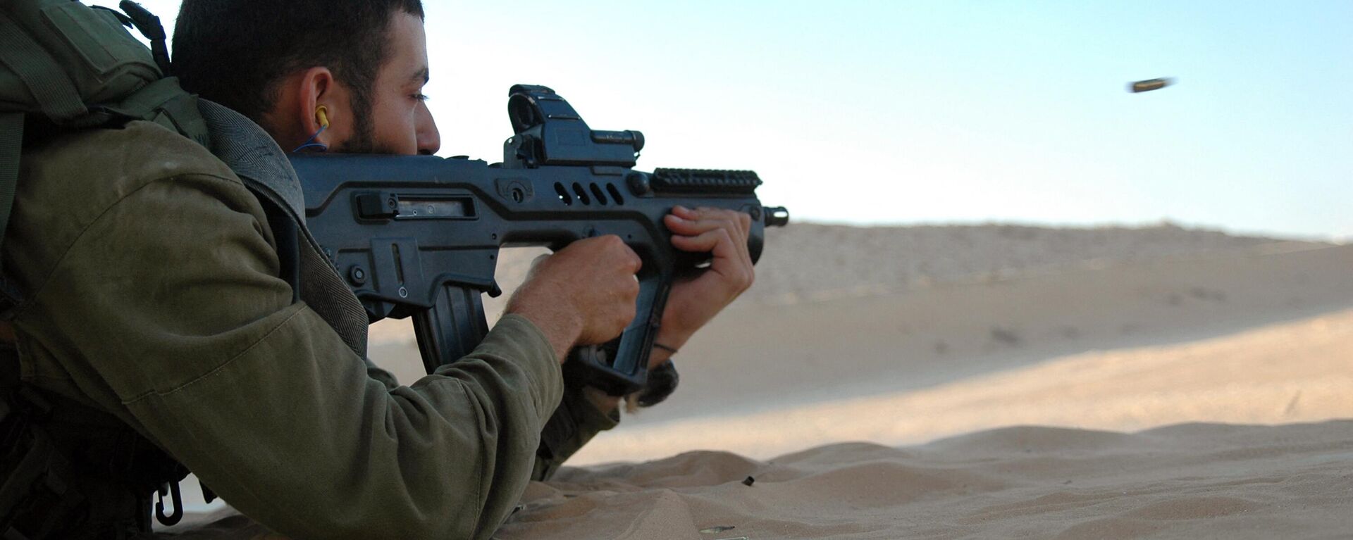 Um soldado israelense dispara um fuzil de assalto TAR-21 em um campo de tiro militar no sul de Israel, 6 de julho de 2009 - Sputnik Brasil, 1920, 11.10.2023