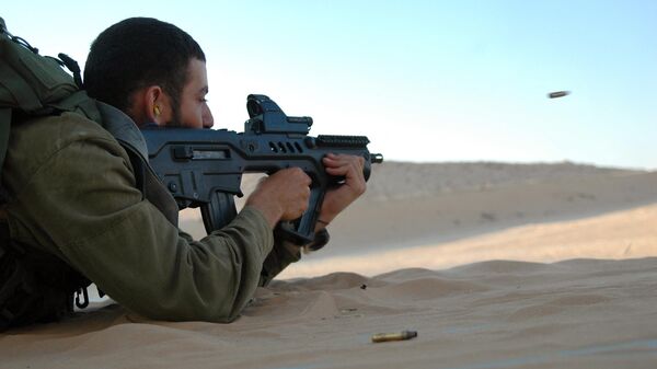 Um soldado israelense dispara um fuzil de assalto TAR-21 em um campo de tiro militar no sul de Israel, 6 de julho de 2009 - Sputnik Brasil