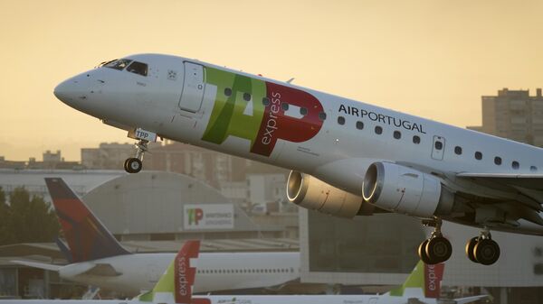 Avião da TAP decola de aeroporto em Lisboa no fim da tarde. Portugal, 28 de setembro de 2023 - Sputnik Brasil