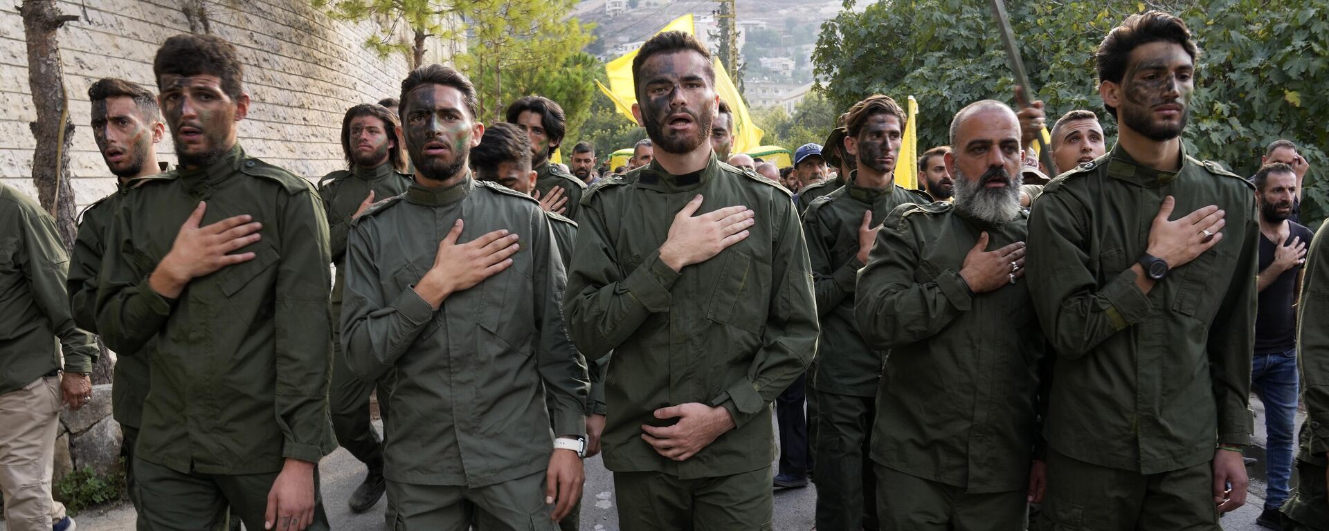 Integrantes do Hezbollah durante cortejo em homenagem a membros do grupo, mortos em bombardeios de Israel. Líbano, 10 de outubro de 2023 - Sputnik Brasil, 1920, 11.10.2023