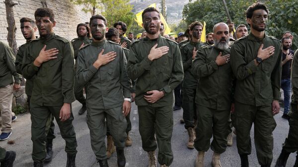Integrantes do Hezbollah durante cortejo em homenagem a membros do grupo, mortos em bombardeios de Israel. Líbano, 10 de outubro de 2023 - Sputnik Brasil
