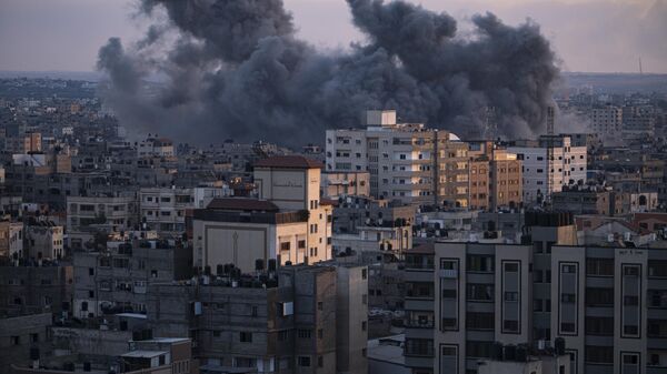 Ataque aéreo de Israel contra cidade palestina deixa nuvem de fumaça. Faixa de Gaza, 11 de outubro de 2023 - Sputnik Brasil