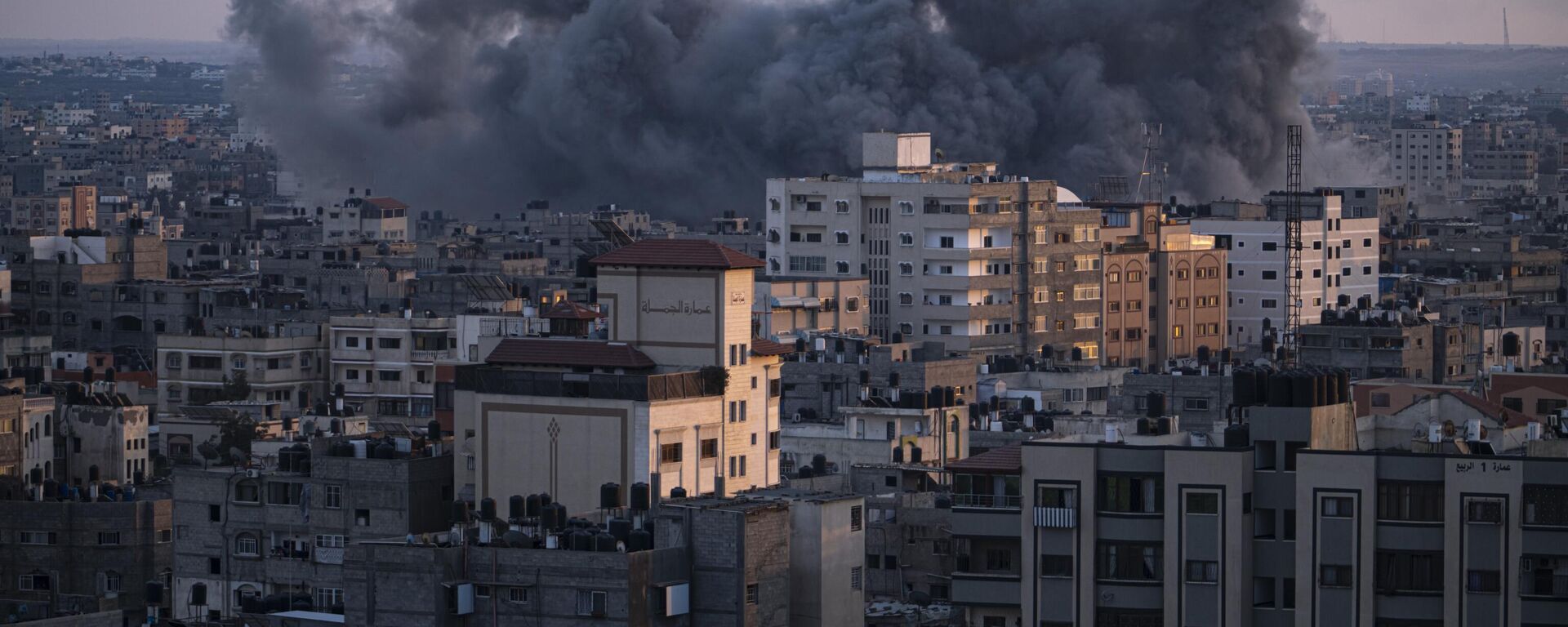 Ataque aéreo de Israel contra cidade palestina deixa nuvem de fumaça. Faixa de Gaza, 11 de outubro de 2023 - Sputnik Brasil, 1920, 16.10.2023