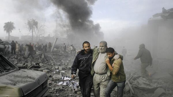 Palestino ferido é resgatado dos escombros após um ataque com mísseis israelense no território de Rafah, governado pelo Hamas, no sul da Faixa de Gaza, em 27 de dezembro de 2008 - Sputnik Brasil