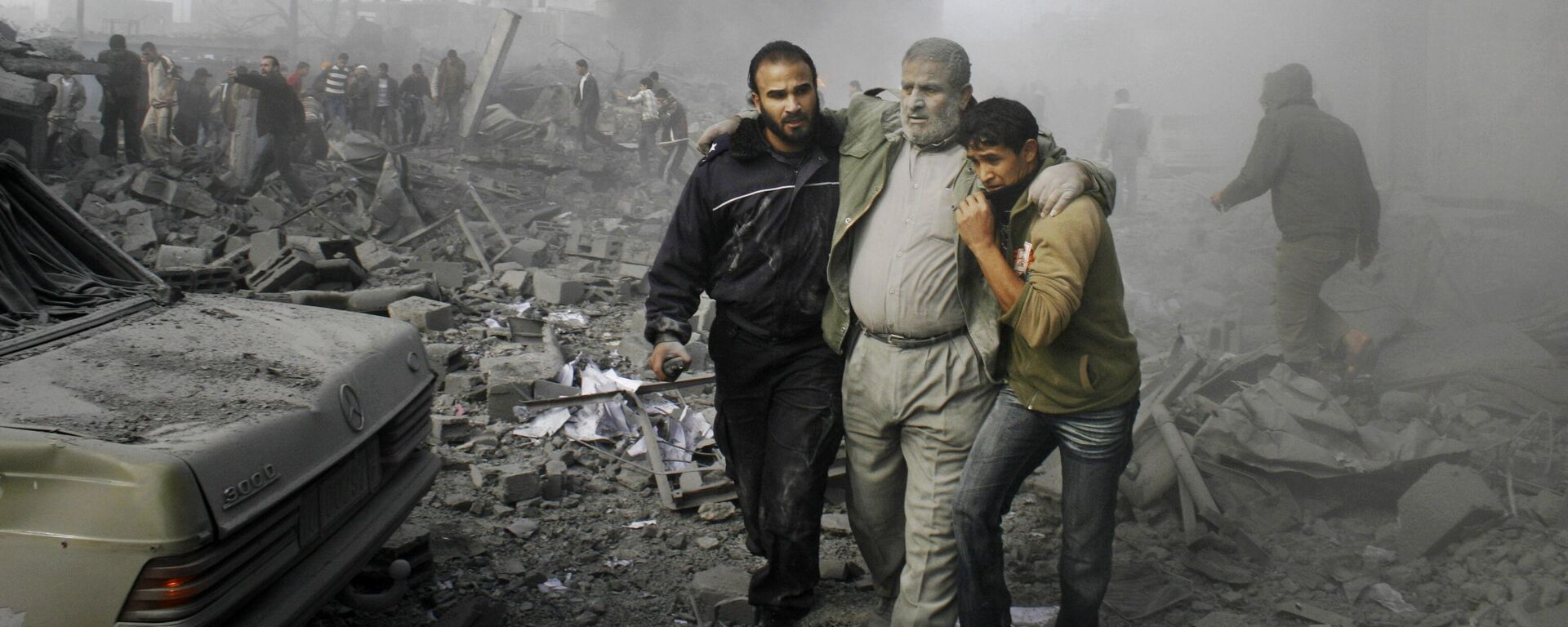 Palestino ferido é resgatado dos escombros após um ataque com mísseis israelense no território de Rafah, governado pelo Hamas, no sul da Faixa de Gaza, em 27 de dezembro de 2008 - Sputnik Brasil, 1920, 16.10.2023