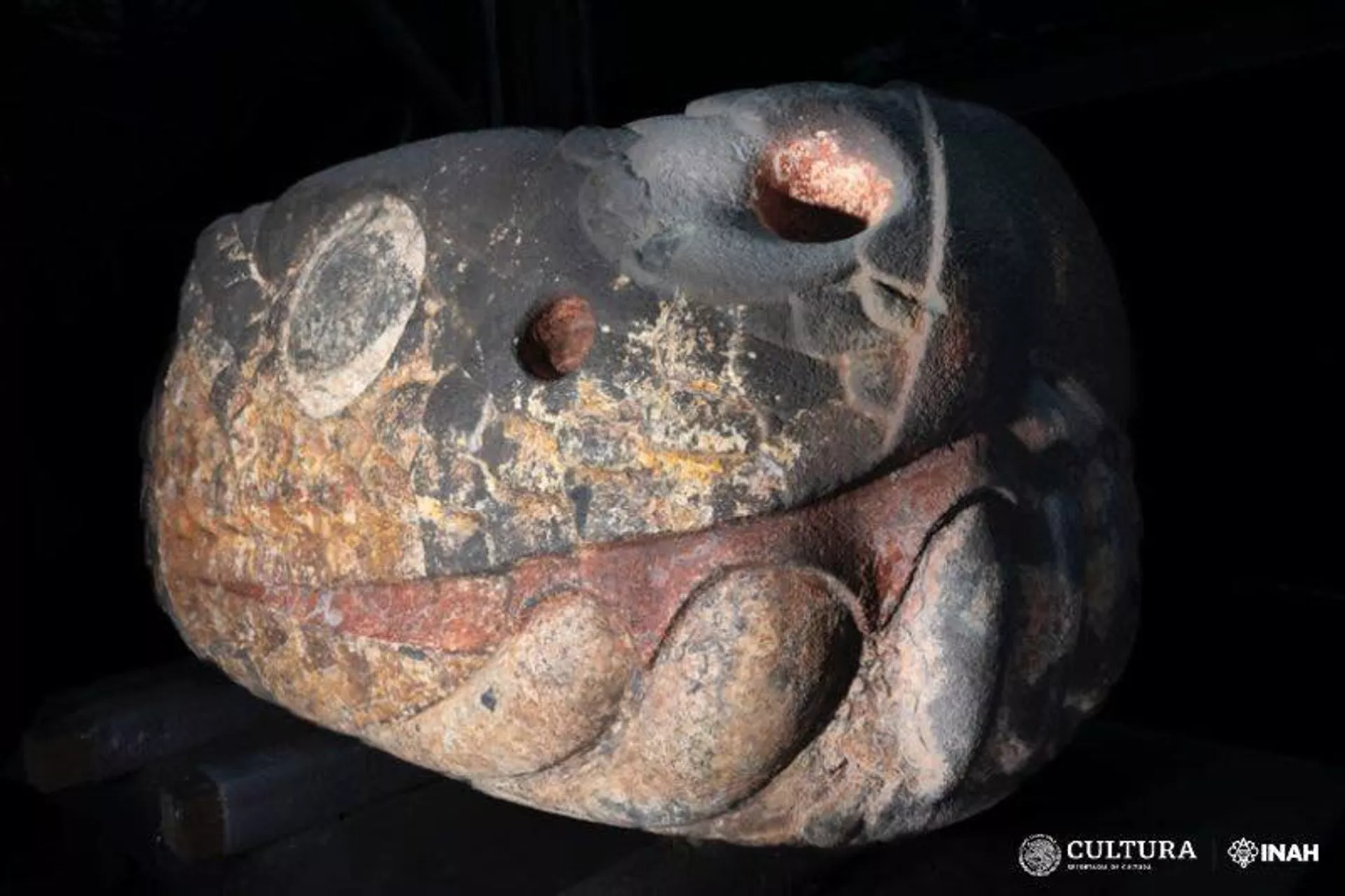 Escultura de serpente asteca colorida é desenterrada bem no centro na Cidade do México - Sputnik Brasil, 1920, 12.10.2023