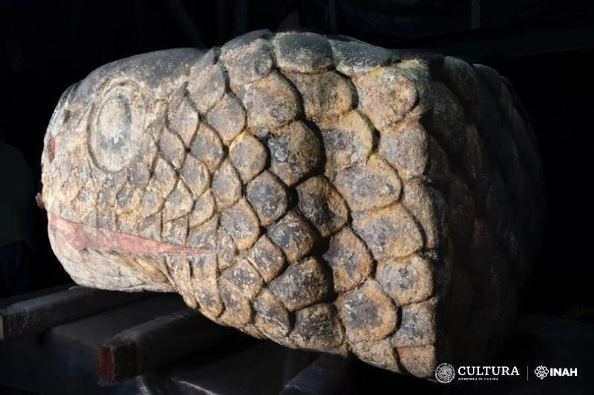 Escultura de serpente asteca colorida é desenterrada bem no centro na Cidade do México - Sputnik Brasil, 1920, 12.10.2023