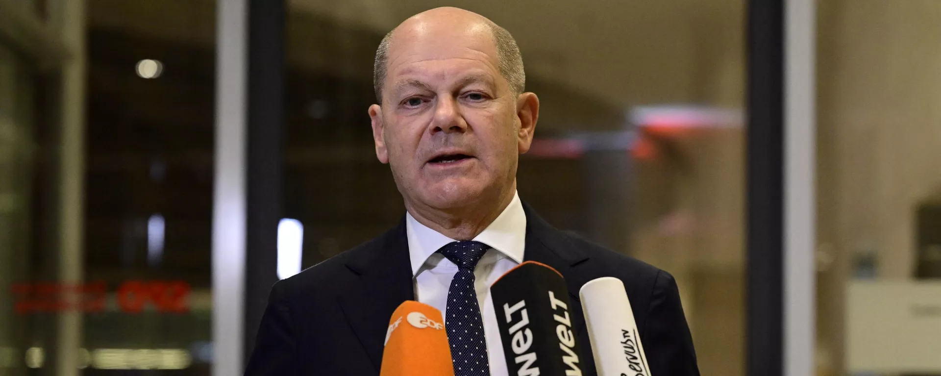 O chanceler alemão, Olaf Scholz, dá uma declaração à imprensa sobre a imigração dentro do edifício do Reichstag em Berlim, em 11 de outubro de 2023 - Sputnik Brasil, 1920, 12.10.2023