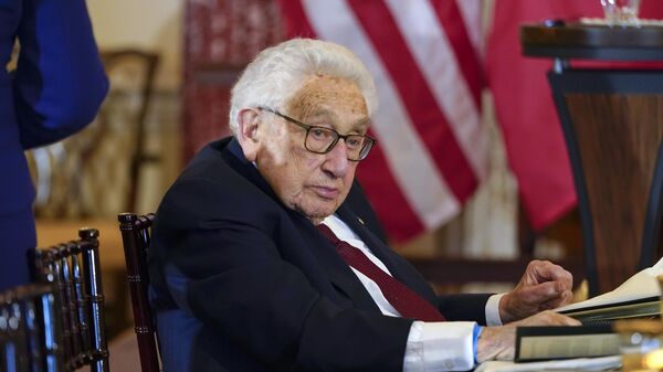 O ex-secretário de Estado dos EUA Henry Kissinger participa de um almoço com o presidente francês Emmanuel Macron, a vice-presidente Kamala Harris e o secretário de Estado Antony Blinken, 1º de dezembro de 2022 - Sputnik Brasil