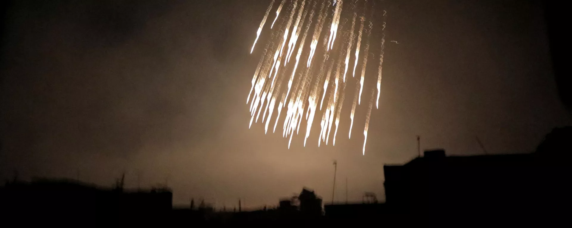 Uma fotografia tirada no início de 23 de Março de 2018 mostra o que parecem ser bombas incendiárias de fósforo branco durante bombardeio em Douma, uma das poucas bolsas remanescentes controladas pelos rebeldes em Ghouta Oriental, nos arredores da capital, Damasco - Sputnik Brasil, 1920, 12.10.2023