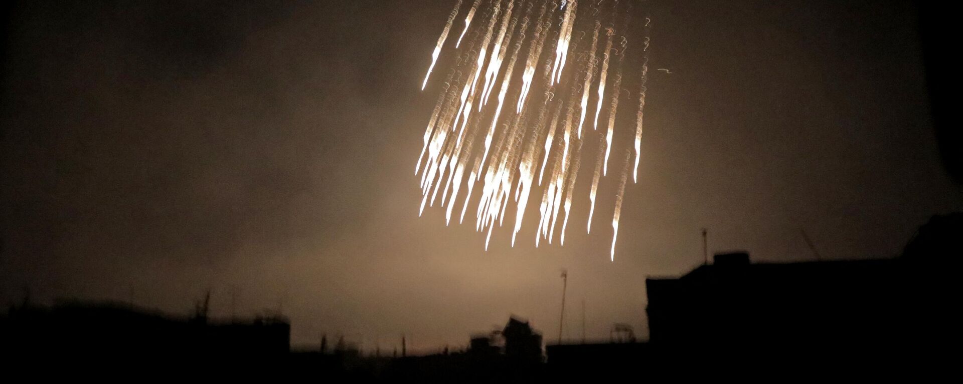 Uma fotografia mostra o que parecem ser bombas incendiárias de fósforo branco durante um bombardeio em Douma, uma das poucas bolsas remanescentes controladas pelos rebeldes em Ghouta Oriental, nos arredores da capital. Damasco, 23 de março de 2018 - Sputnik Brasil, 1920, 12.10.2023