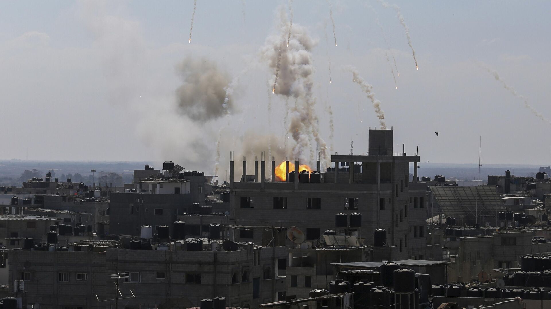 Forças de Defesa de Israel (FDI) fazem ataque aéreo em Rafah, na Faixa de Gaza, na tarde de 13 de outubro de 2023 - Sputnik Brasil, 1920, 13.02.2024