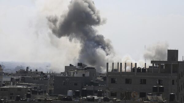 Fumaça sobe de uma explosão após um ataque aéreo israelense em Rafah, na Faixa de Gaza. Gaza, 13 de outubro de 2023 - Sputnik Brasil