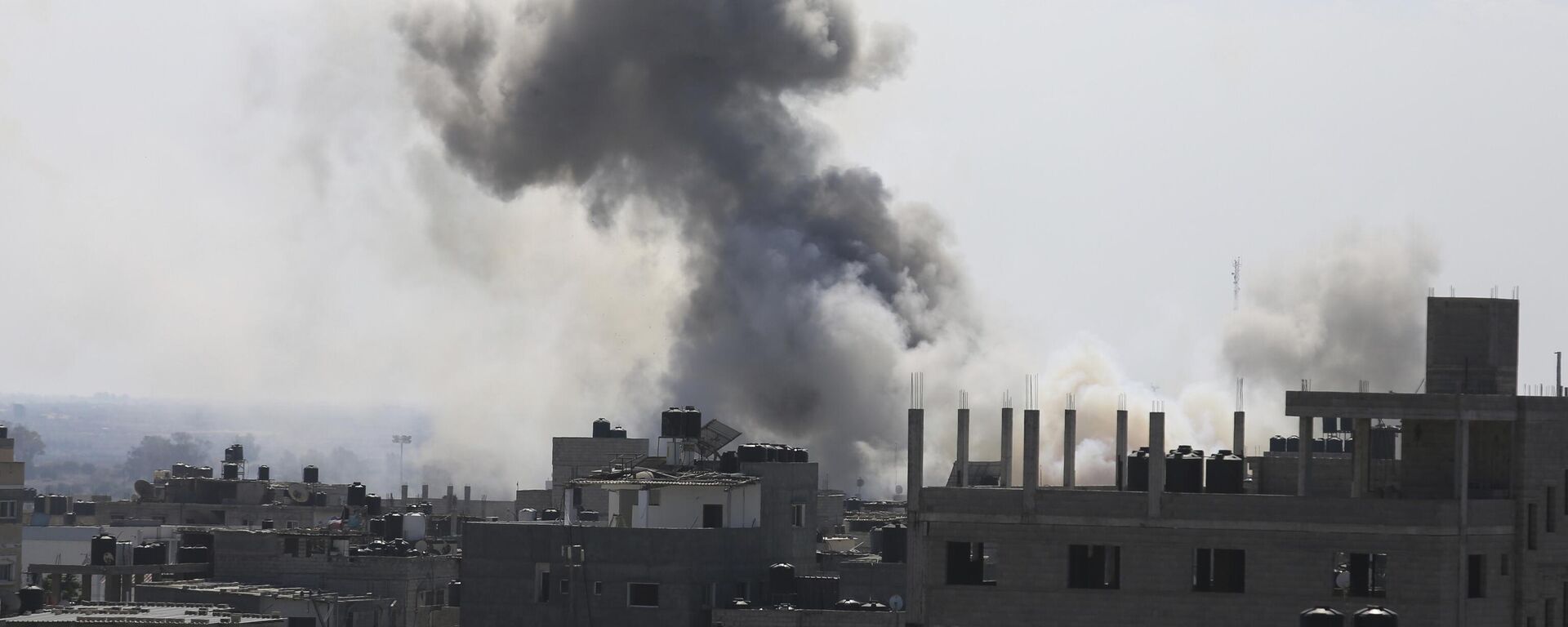 Fumaça sobe de uma explosão após um ataque aéreo israelense em Rafah, na Faixa de Gaza. Gaza, 13 de outubro de 2023 - Sputnik Brasil, 1920, 15.10.2023