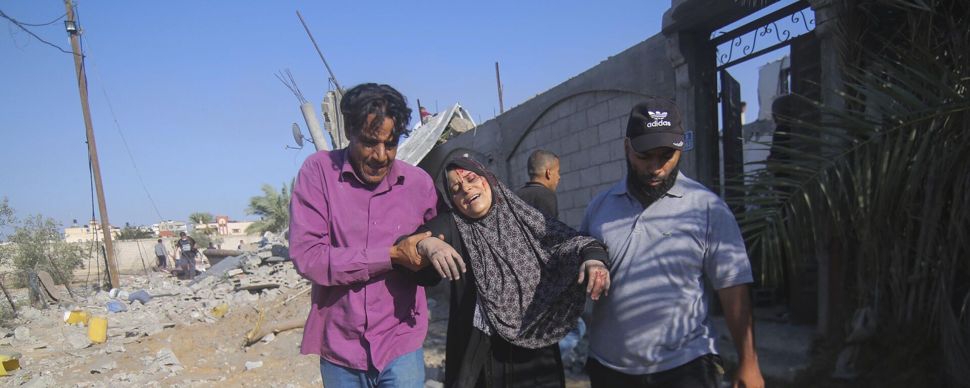 Palestinos evacuam uma mulher ferida após um ataque aéreo israelense em Rafah. Gaza, 13 de outubro de 2023 - Sputnik Brasil, 1920, 13.10.2023