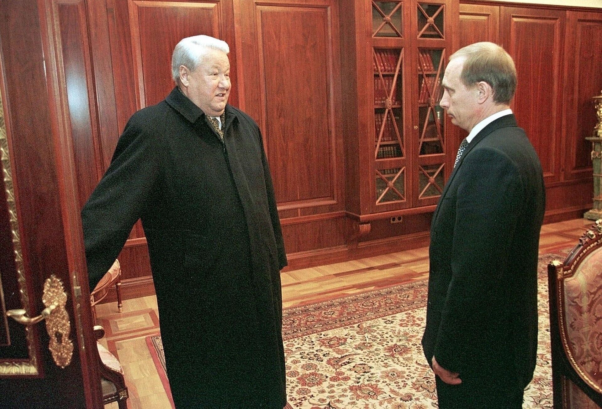 Ex-presidente russo Boris Yeltsin segura a porta antes de deixar seu escritório para seu sucessor, Vladimir Putin, no Kremlin, 31 de dezembro de 1999  - Sputnik Brasil, 1920, 14.10.2023