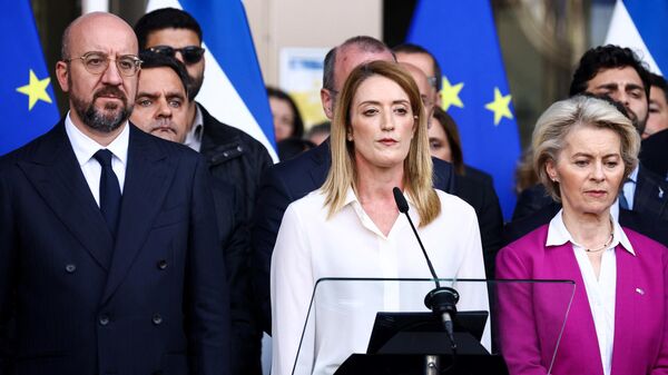 O Presidente do Conselho Europeu, Charles Michel (C,L), a Presidente do Parlamento Europeu, Roberta Metsola (C), e a Presidente da Comissão Europeia, Ursula Von der Leyen (R), participam numa homenagem às vítimas dos ataques organizados pelo Hamas em Israel, no Europeu Parlamento em Bruxelas, em 11 de outubro de 2023 - Sputnik Brasil