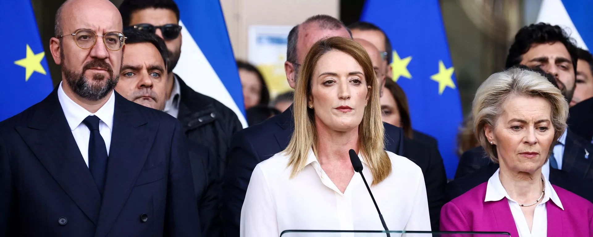 O Presidente do Conselho Europeu, Charles Michel (C,L), a Presidente do Parlamento Europeu, Roberta Metsola (C), e a Presidente da Comissão Europeia, Ursula Von der Leyen (R), participam numa homenagem às vítimas dos ataques organizados pelo Hamas em Israel, no Europeu Parlamento em Bruxelas, em 11 de outubro de 2023 - Sputnik Brasil, 1920, 14.10.2023