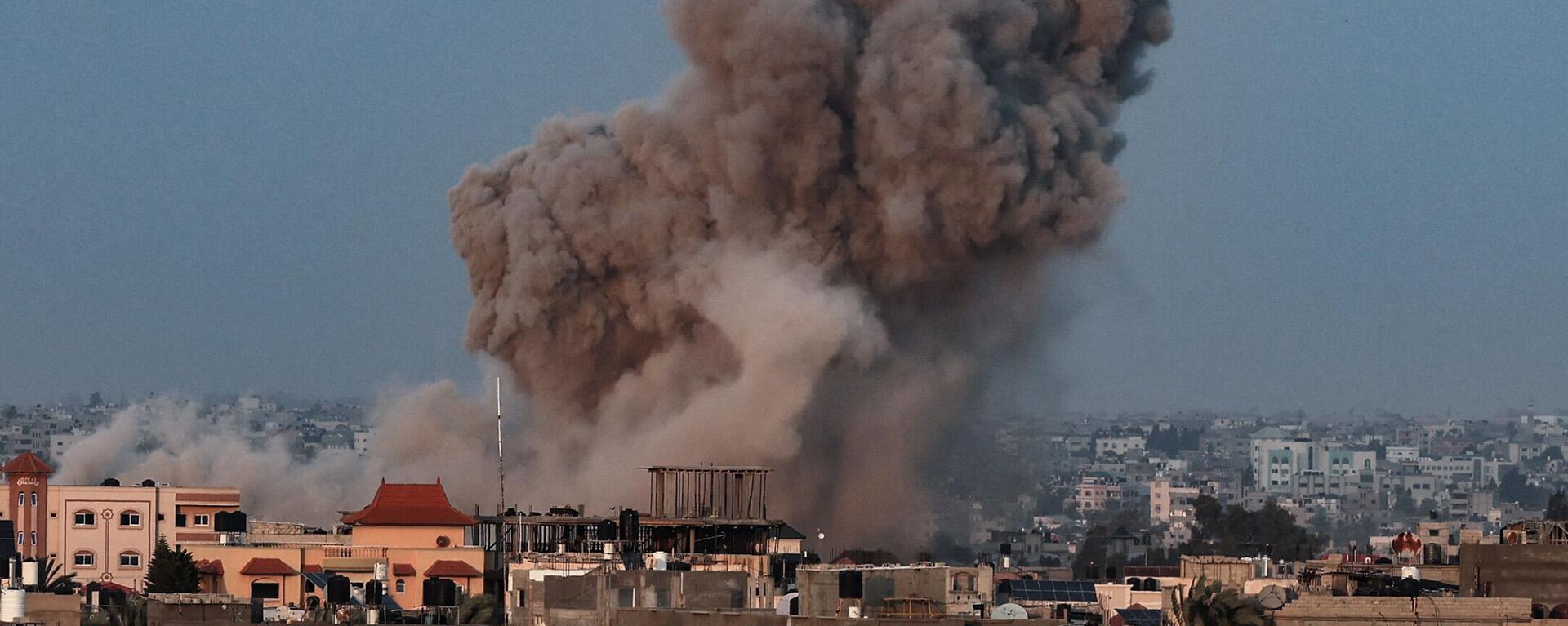 Ondas de fumaça aumentam quando uma bomba aérea é lançada sobre a Torre Jala durante um ataque aéreo israelense na cidade de Gaza controlada pelo movimento palestino Hamas - Sputnik Brasil, 1920, 04.11.2023