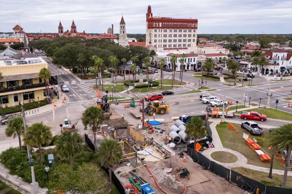 Local onde os arqueólogos descobriram um navio do século XIX sob uma estrada em St. Augustine, Flórida, outubro de 2023. - Sputnik Brasil