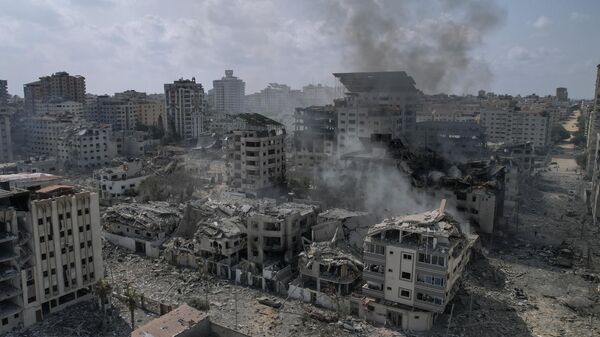 Vista dos escombros de edifícios atingidos por um ataque aéreo israelense, na cidade de Gaza, 10 de outubro de 2023 - Sputnik Brasil