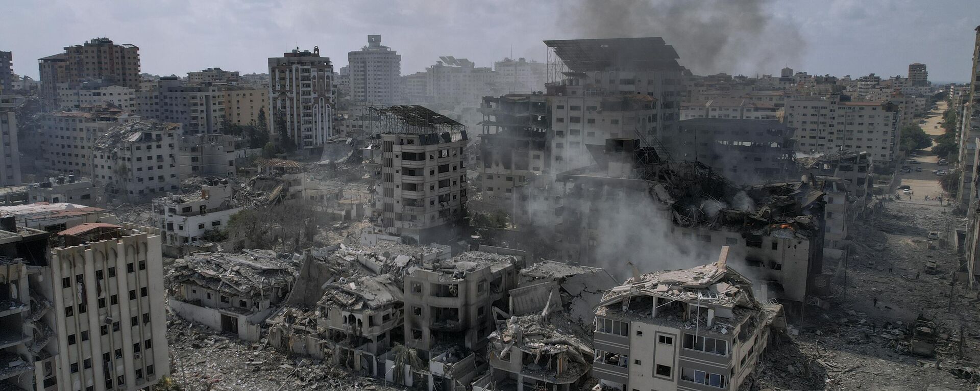 Vista dos escombros de edifícios atingidos por um ataque aéreo israelense, na cidade de Gaza, 10 de outubro de 2023 - Sputnik Brasil, 1920, 15.10.2023