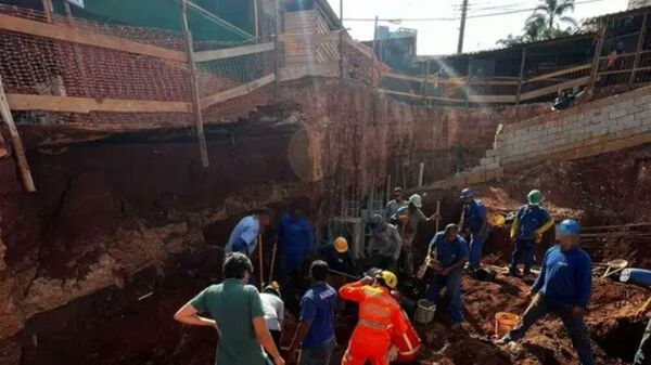 Bombeiros resgatam vítimas de desmoronamento em Belo Horizonte (MG) em 17 de outubro de 2023 - Sputnik Brasil