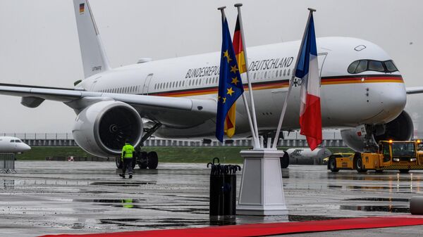 O Airbus A350-900XWB 'Theodor Heuss' 10+02 do 'Flugbereitschaft / VIP Squadron' da Força Aérea Alemã, que transportou o chanceler alemão Scholz, é visto na pista da fábrica da Airbus em Hamburgo, norte da Alemanha, em 9 de outubro de 2023 - Sputnik Brasil