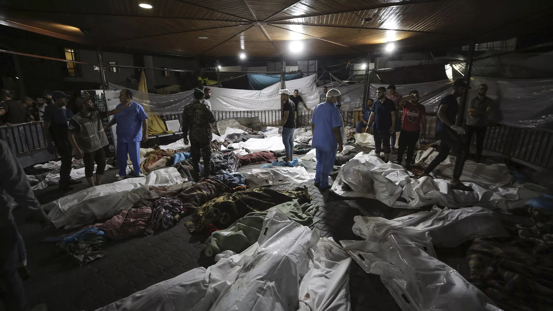 Corpos de palestinos mortos por bombardeio israelense no Hospital Batista  al-Ahli, na cidade de Gaza, em 17 de outubro de 2023 - Sputnik Brasil, 1920, 17.10.2023