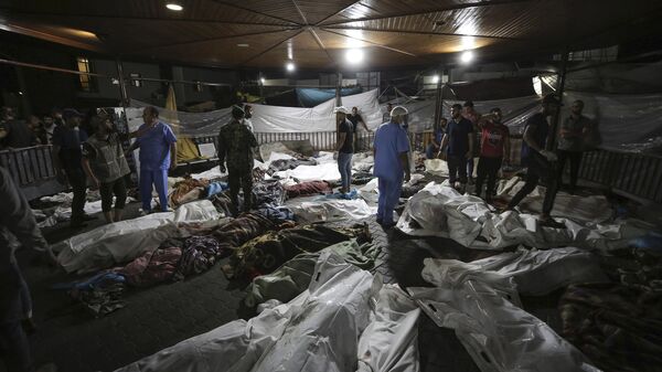 Corpos de palestinos mortos por bombardeio israelense no Hospital Batista  al-Ahli, na cidade de Gaza, em 17 de outubro de 2023 - Sputnik Brasil