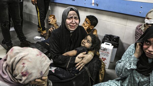 Palestinos feridos pós uma explosão a hospital na Faixa de Gaza são transferidos para outra unidade. Cidade de Gaza, 17 de outubro de 2023 - Sputnik Brasil