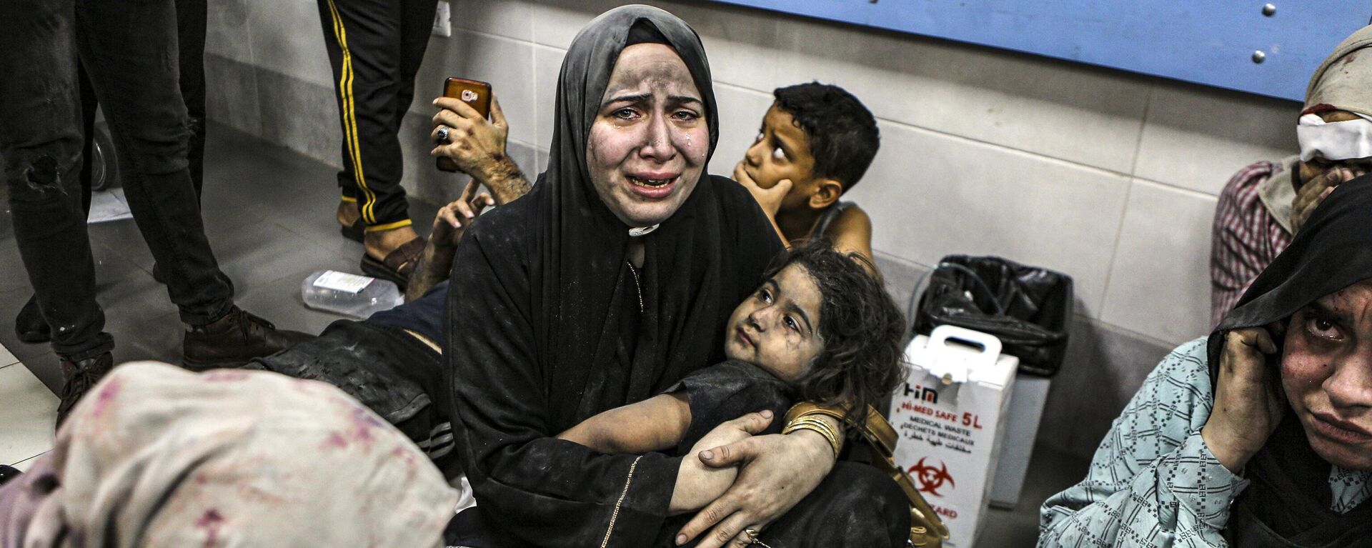 Palestinos feridos pós uma explosão a hospital na Faixa de Gaza são transferidos para outra unidade. Cidade de Gaza, 17 de outubro de 2023 - Sputnik Brasil, 1920, 28.10.2023