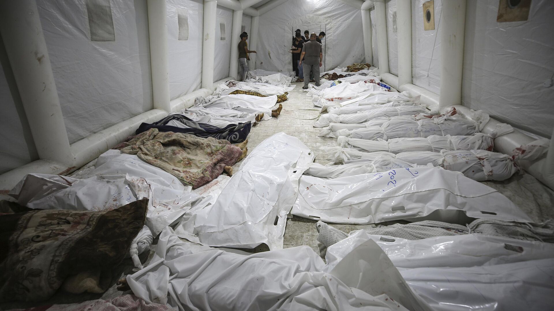 Corpos de pacientes mortos após bombardeio em hospital que deixou pelo menos 500 mortos. Faixa de Gaza, 17 de outubro de 2023 - Sputnik Brasil, 1920, 31.10.2023