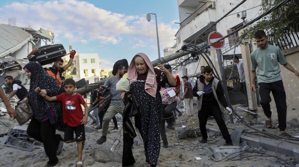 Famílias palestinas fogem de suas casas após bombardeios israelenses na cidade de Gaza  - Sputnik Brasil