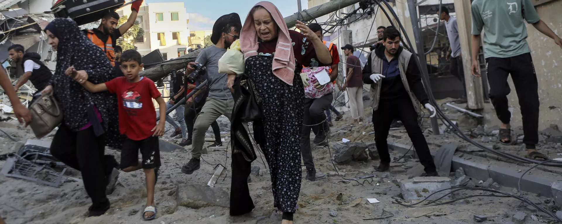 Famílias palestinas fogem de suas casas após bombardeios israelenses na cidade de Gaza Famílias palestinas fogem de suas casas após bombardeios israelenses na cidade de Gaza - Sputnik Brasil, 1920, 20.10.2023