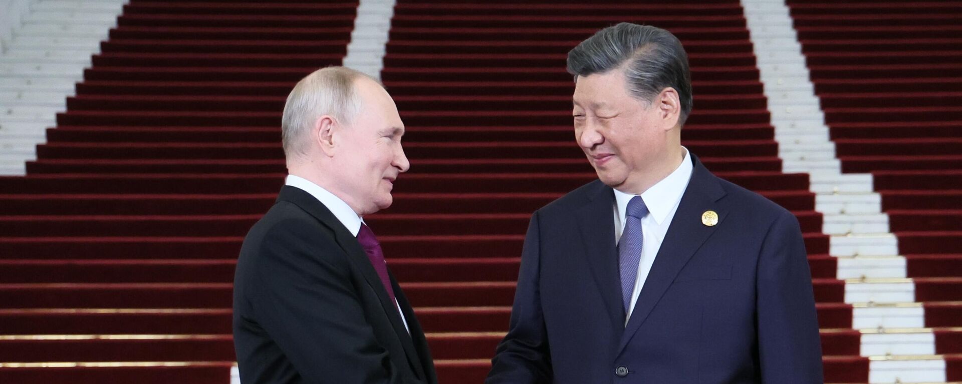 O presidente russo, Vladimir Putin, e o presidente chinês, Xi Jinping, na cerimônia de reunião dos chefes das delegações participantes do 3º Fórum do Cinturão e Rota, em Pequim, em 17 de outubro de 2023 - Sputnik Brasil, 1920, 19.10.2023