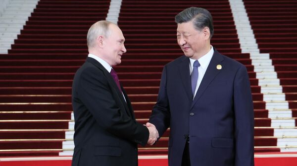 O presidente russo, Vladimir Putin, e o presidente chinês, Xi Jinping, na cerimônia de reunião dos chefes das delegações participantes do 3º Fórum do Cinturão e Rota, em Pequim, em 17 de outubro de 2023 - Sputnik Brasil