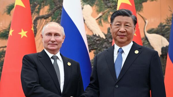 O presidente russo, Vladimir Putin, (à esquerda), e o líder chinês, Xi Jinping, (à direita), durante encontro em Pequim, China, em 18 de outubro de 2023 - Sputnik Brasil