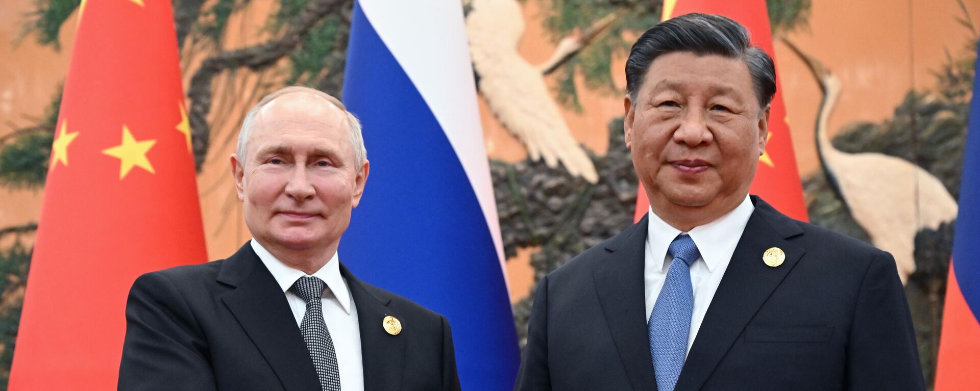 O presidente russo, Vladimir Putin, (à esquerda), e o líder chinês, Xi Jinping, (à direita), durante encontro em Pequim, China, em 18 de outubro de 2023 - Sputnik Brasil, 1920, 18.10.2023