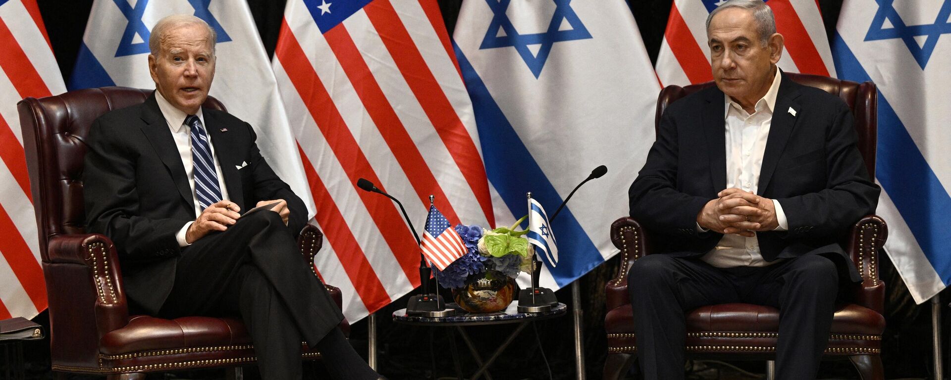 O presidente dos EUA, Joe Biden (L), ouve o primeiro-ministro de Israel, Benjamin Netanyahu, em uma reunião do gabinete de guerra israelense em Tel Aviv, em 18 de outubro de 2023 - Sputnik Brasil, 1920, 18.10.2023